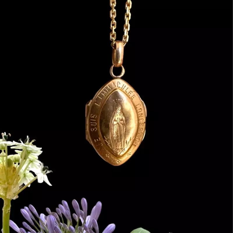 Collection Les Antiques - Locket Vierge gravée en or rose